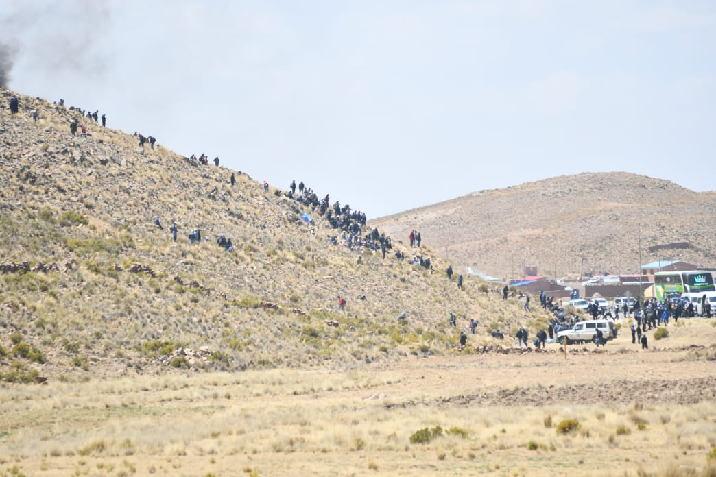 Grupos arcistas montan una vigilia en Vila Vila para impedir el paso de la marcha evista