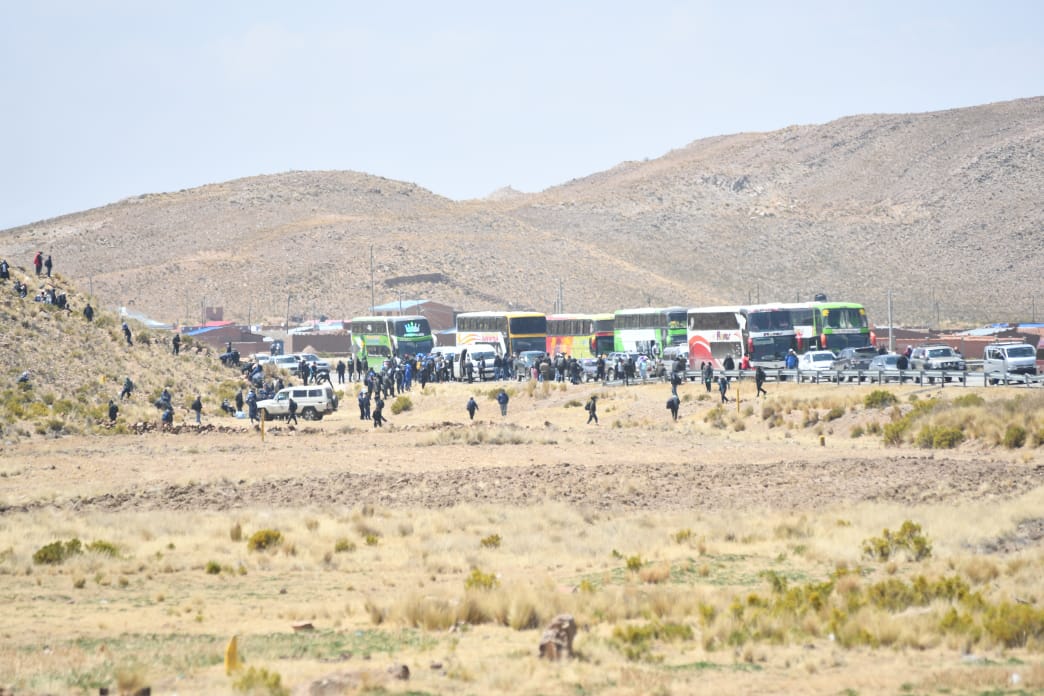 Grupos arcistas montan una vigilia en Vila Vila para impedir el paso de la marcha evista