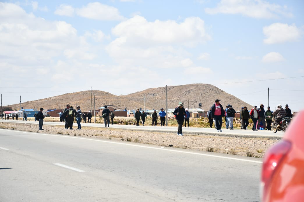 Grupos arcistas montan una vigilia en Vila Vila para impedir el paso de la marcha evista