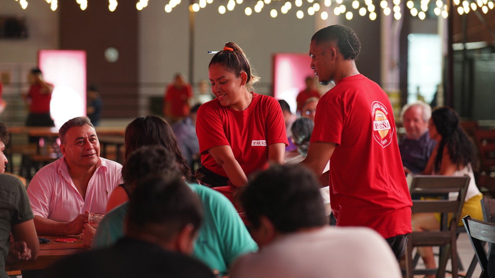 Paceña presenta la barra de chopp más grande del país en la Expocruz 2024