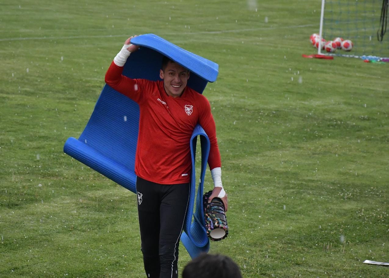 Una fuerte granizada interrumpe la primera práctica de la selección en Achumani