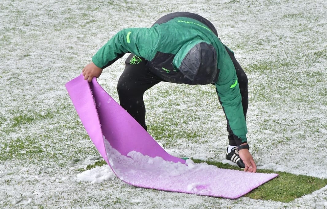 Una fuerte granizada interrumpe la primera práctica de la selección en Achumani
