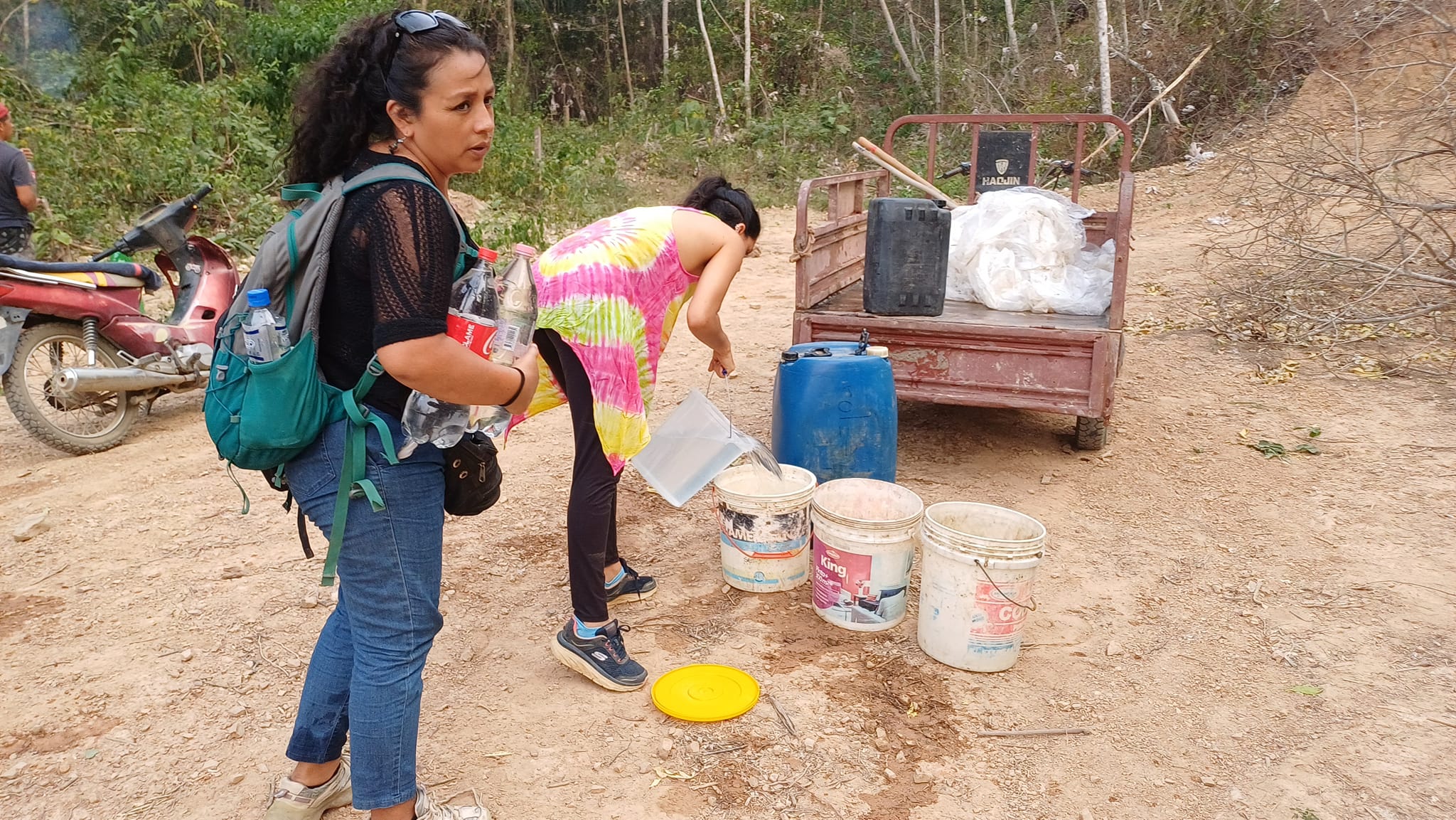 Incendio en Rurrenabaque moviliza a vecinos que acarrean agua en turriles para apagar las llamas