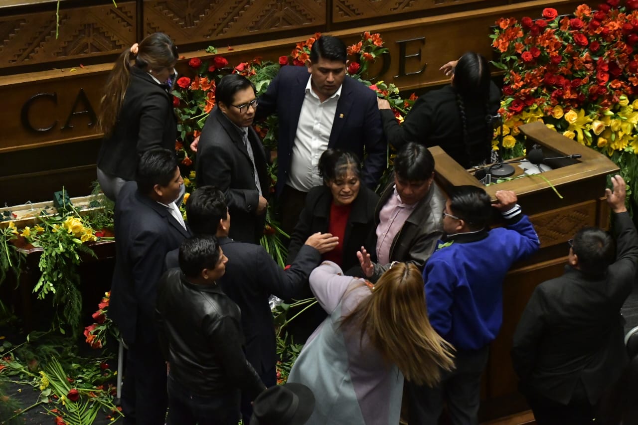 Se suspende la sesión en la Asamblea; legisladores evistas lanzan tomates y otros objetos a Choquehuanca 