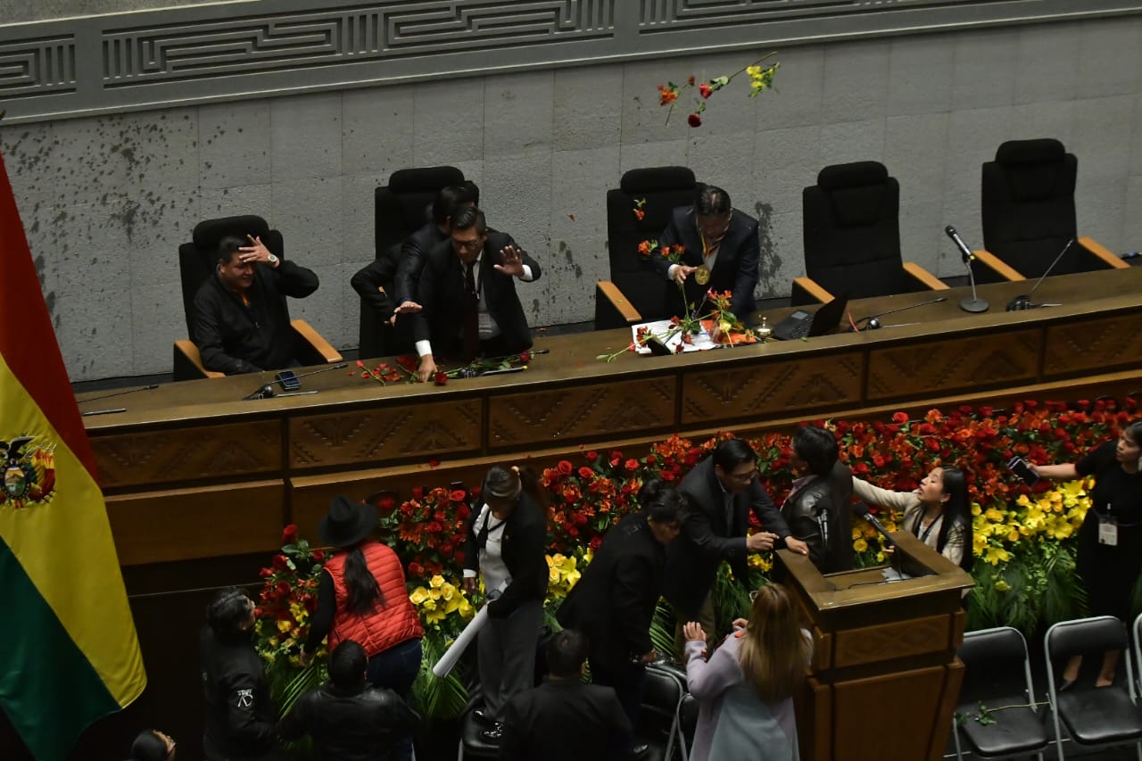 Se suspende la sesión en la Asamblea; legisladores evistas lanzan tomates y otros objetos a Choquehuanca 