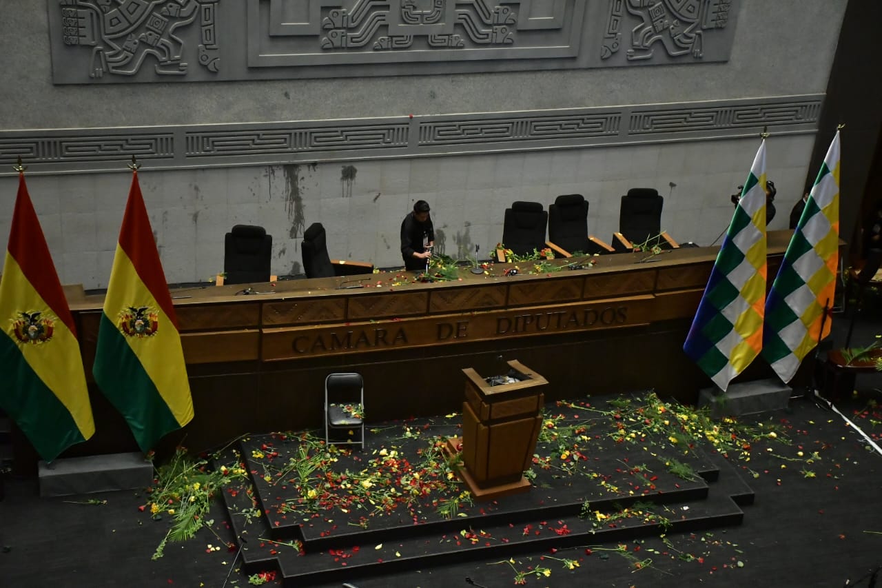 Se suspende la sesión en la Asamblea; legisladores evistas lanzan tomates y otros objetos a Choquehuanca 