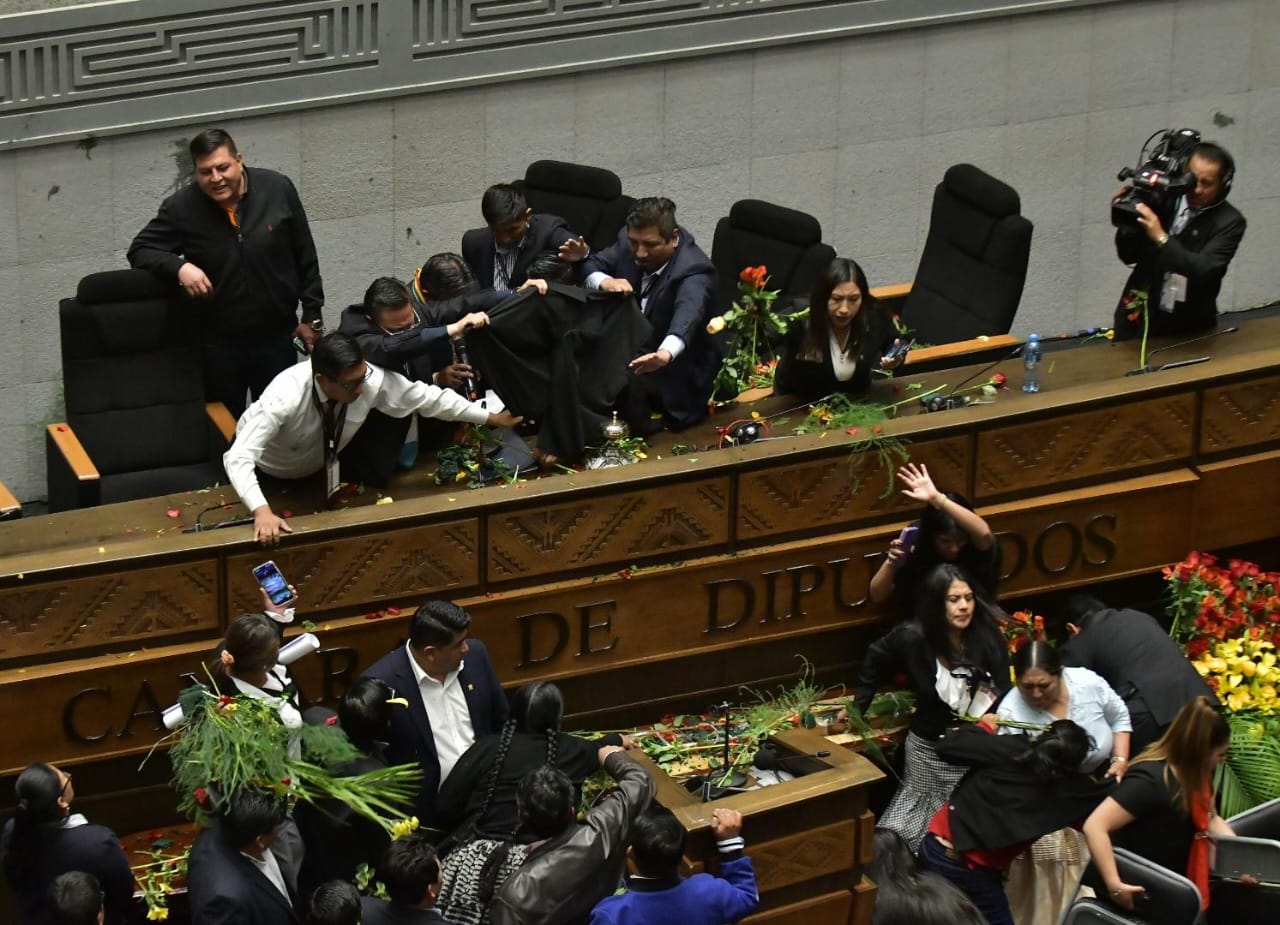 Se suspende la sesión en la Asamblea; legisladores evistas lanzan tomates y otros objetos a Choquehuanca 