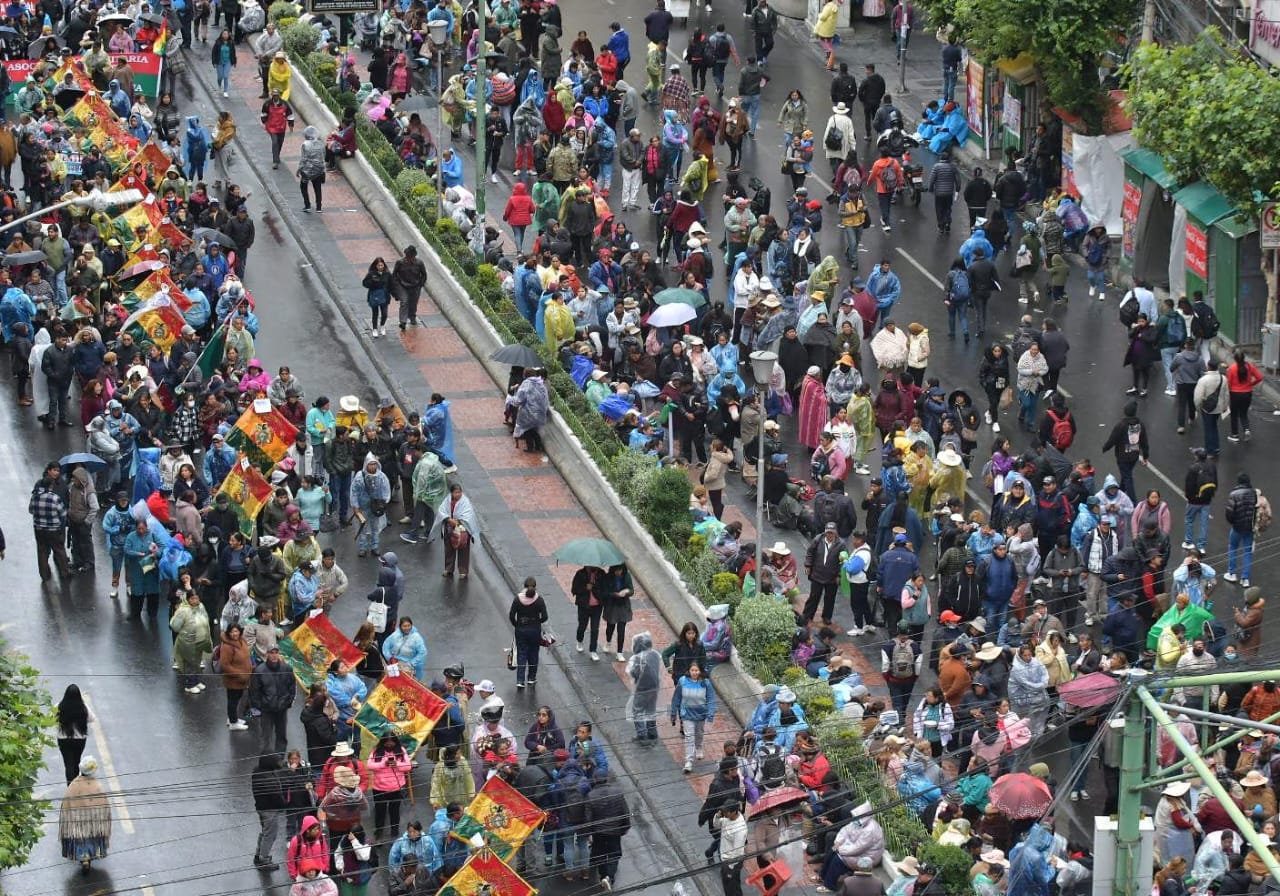 Multitudinaria marcha toma el centro  paceño en reclamo al alza de productos; sectores piden dialogar con Arce