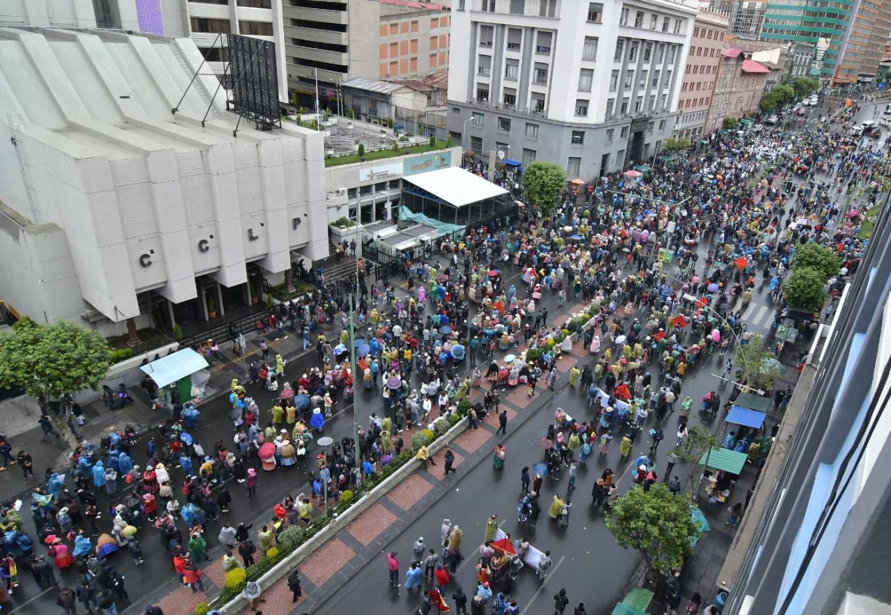 Multitudinaria marcha toma el centro  paceño en reclamo al alza de productos; sectores piden dialogar con Arce