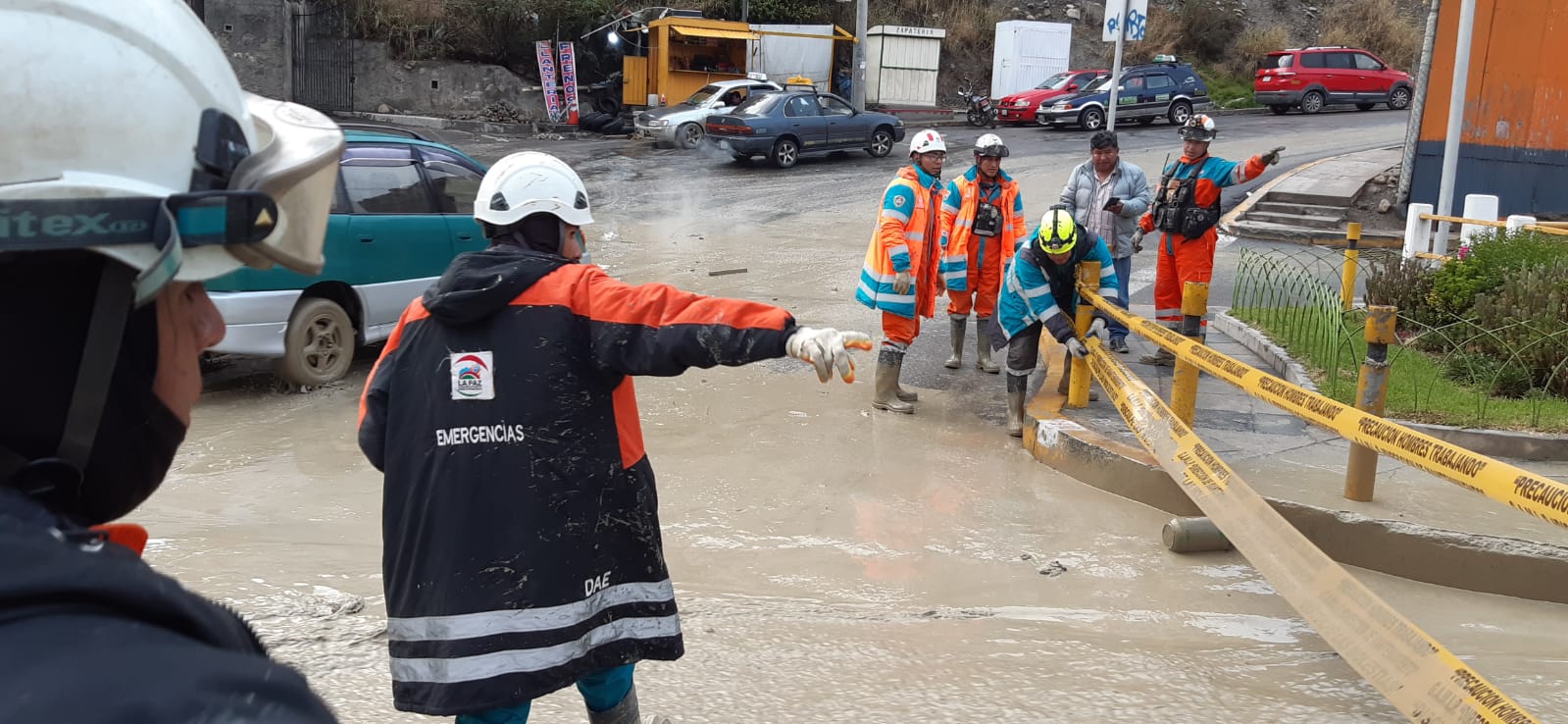 Lodo cubre la Costanera  tras mazamorra en Bajo Llojeta; Alcaldía cierra la avenida