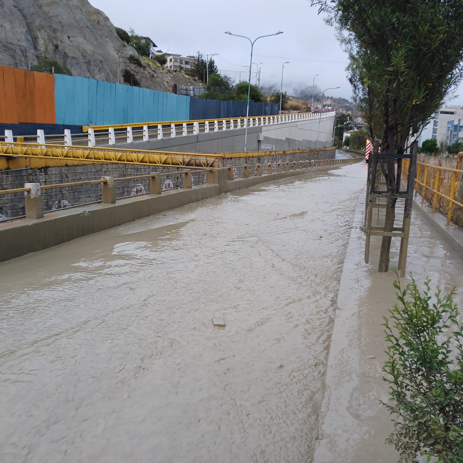 Lodo cubre la Costanera  tras mazamorra en Bajo Llojeta; Alcaldía cierra la avenida