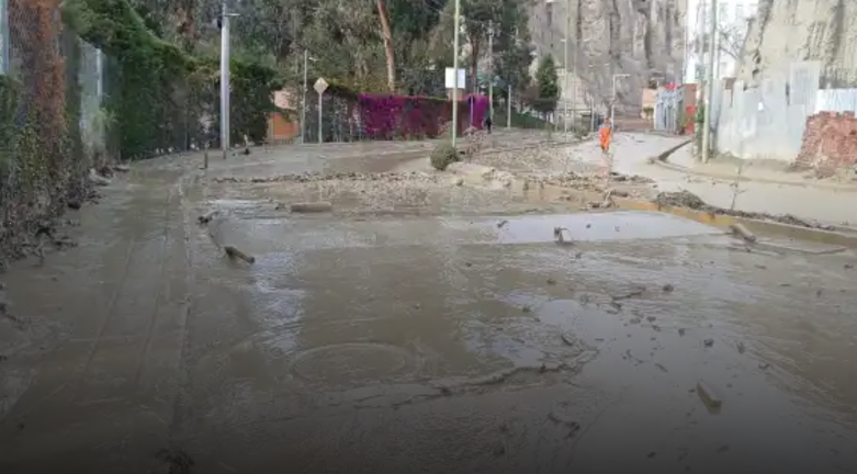 Lodo cubre la Costanera  tras mazamorra en Bajo Llojeta; Alcaldía cierra la avenida