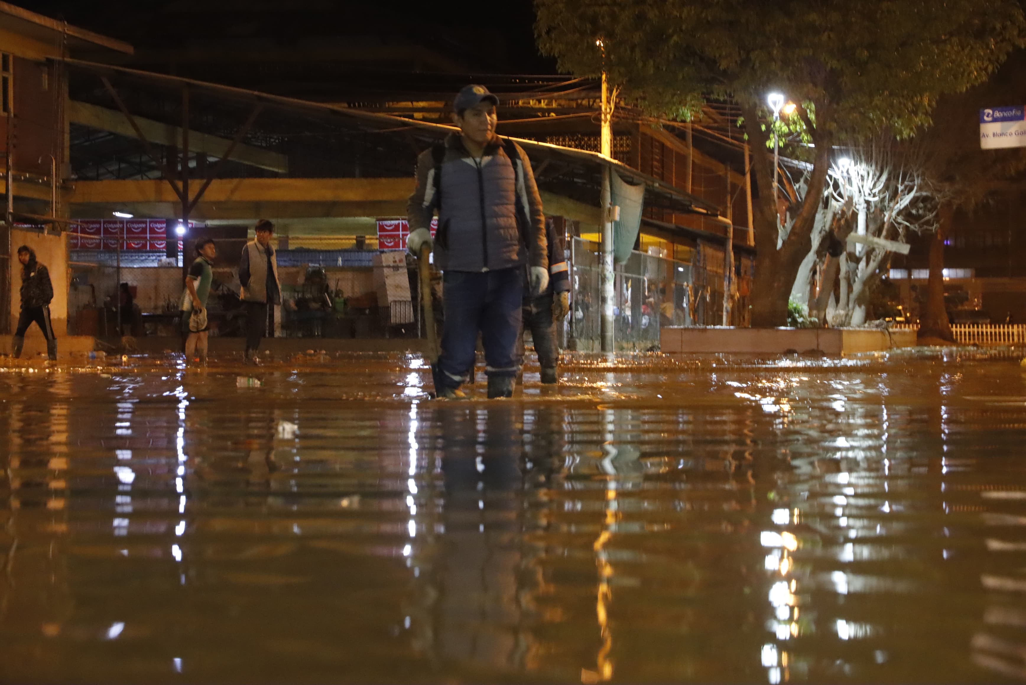 Desborde de río inunda varios sitios de Colcapirhua; Defensa Civil destina a 350 militares para ayudar en tareas