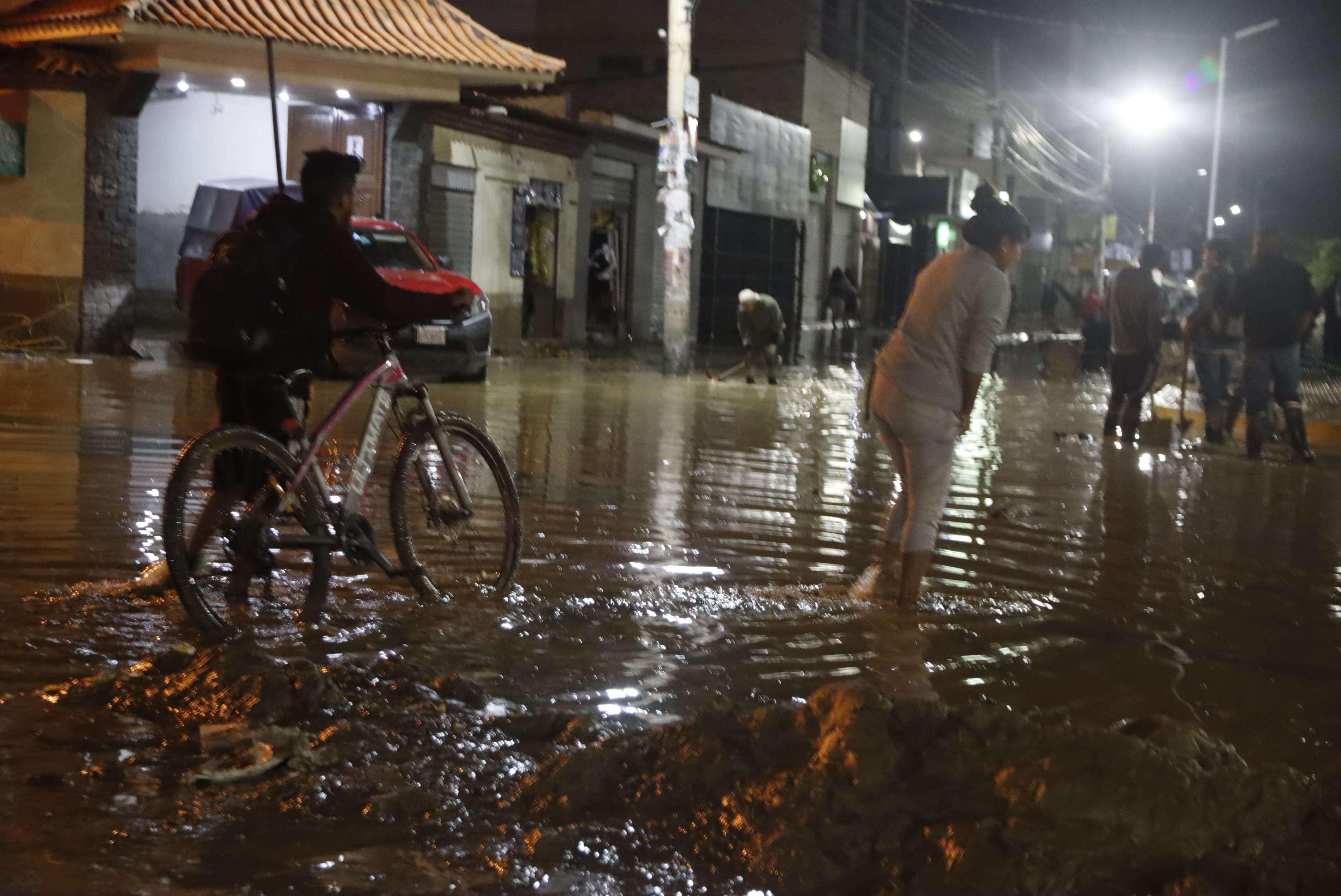 Desborde de río inunda varios sitios de Colcapirhua; Defensa Civil destina a 350 militares para ayudar en tareas