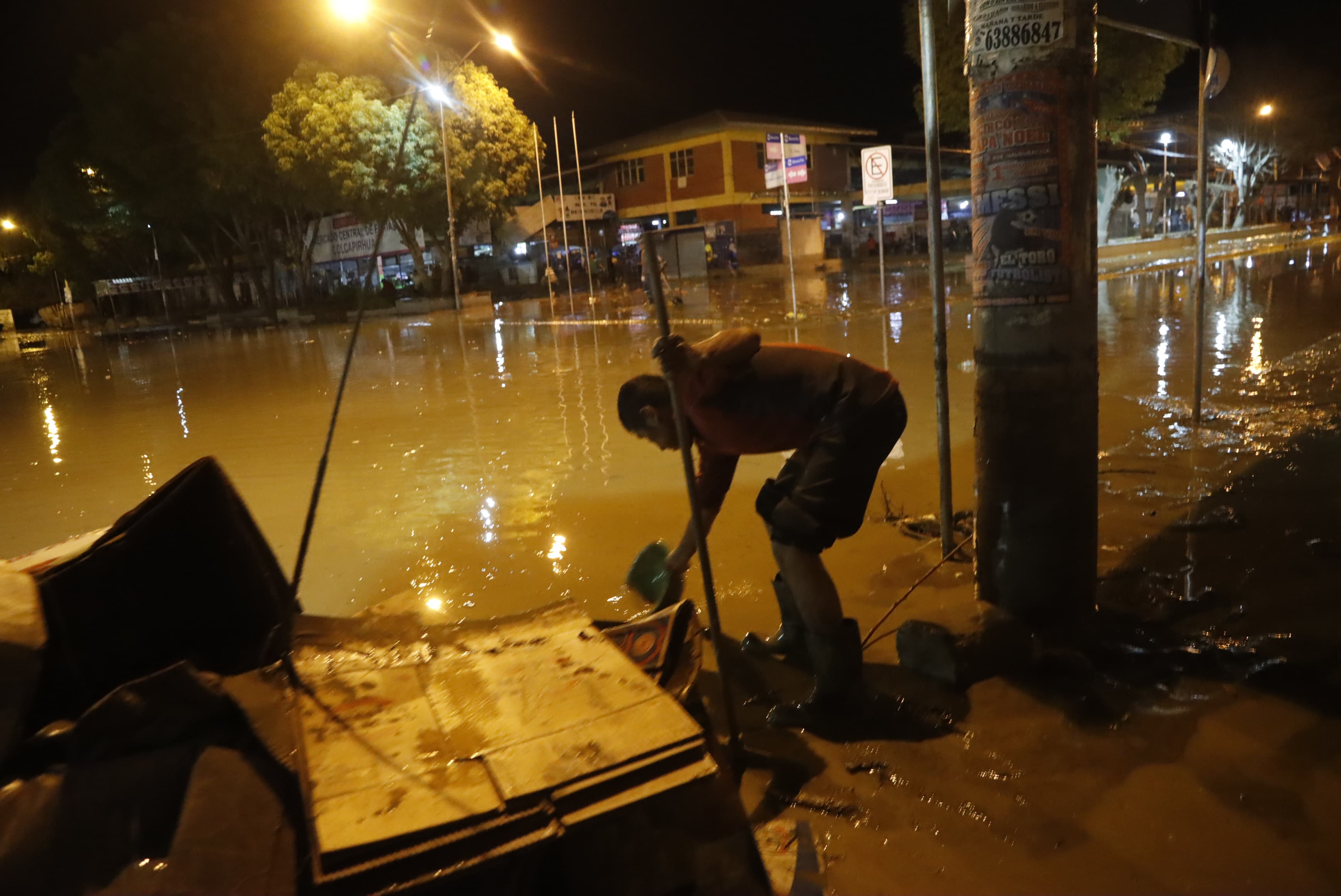 Desborde de río inunda varios sitios de Colcapirhua; Defensa Civil destina a 350 militares para ayudar en tareas