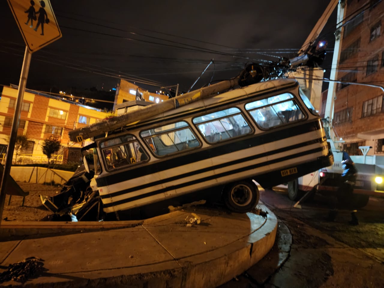  Micro se estrella contra un parque en inmediaciones de la Landaeta, investigan falla mecánica