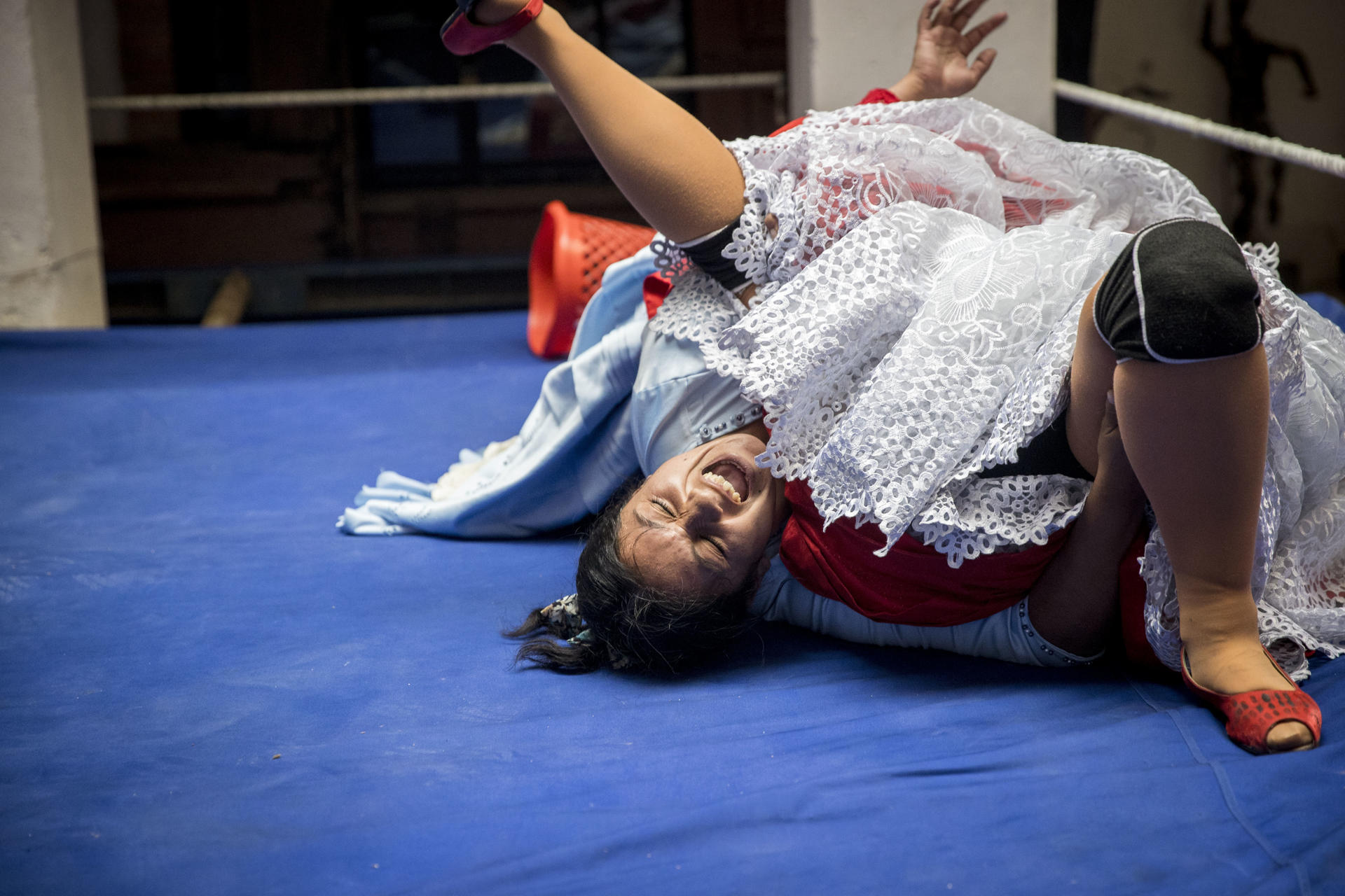 Cholitas luchadoras, arte y turismo en el centro cultural del boliviano Mamani Mamani