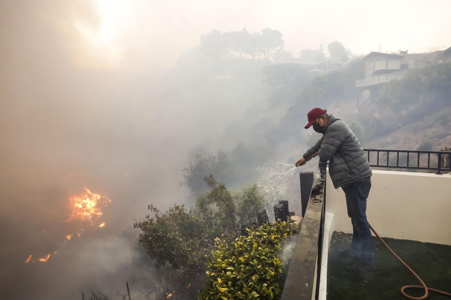 Los Ángeles declara el estado de emergencia por incendios sin control con 30.000 evacuados