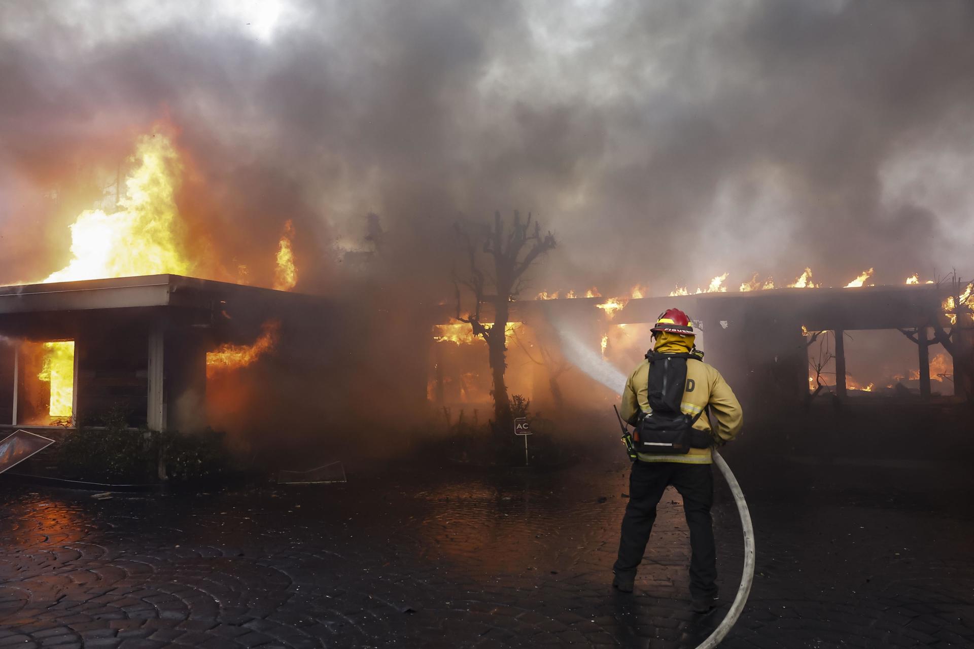 Los Ángeles declara el estado de emergencia por incendios sin control con 30.000 evacuados