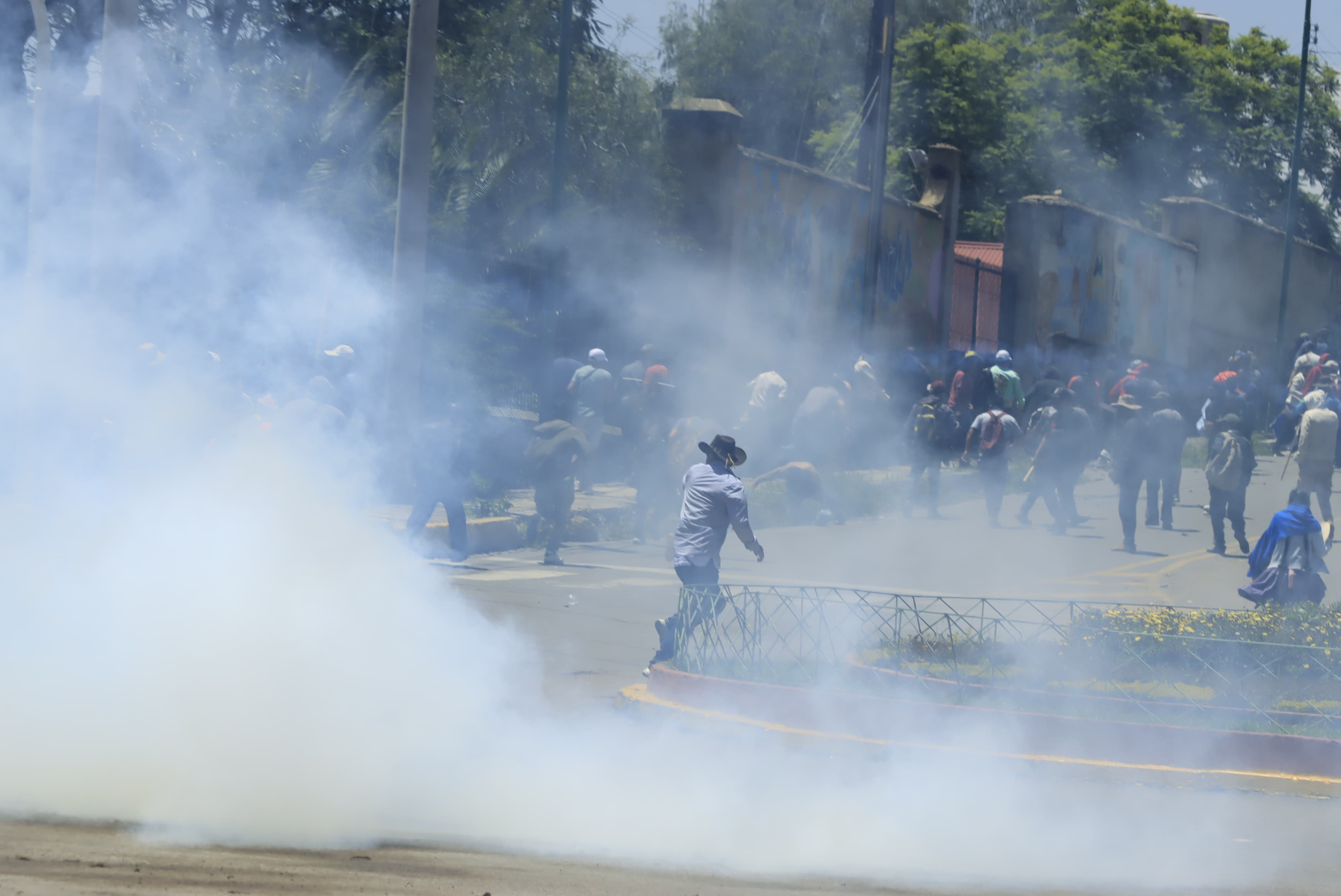 Campesinos evistas se enfrentan con la Policía en Cochabamba