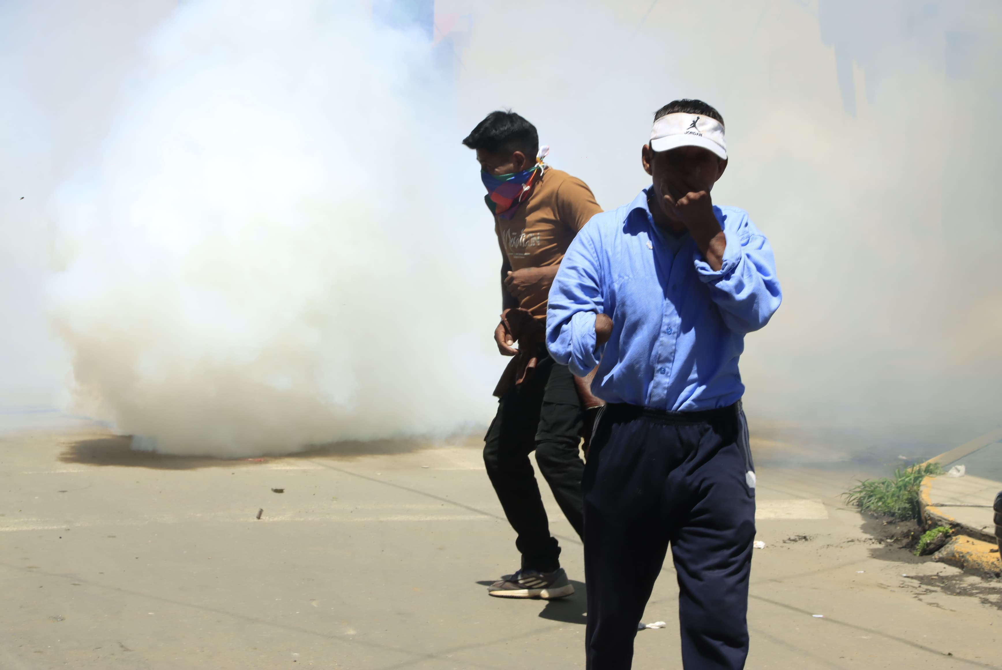 Campesinos evistas se enfrentan con la Policía en Cochabamba