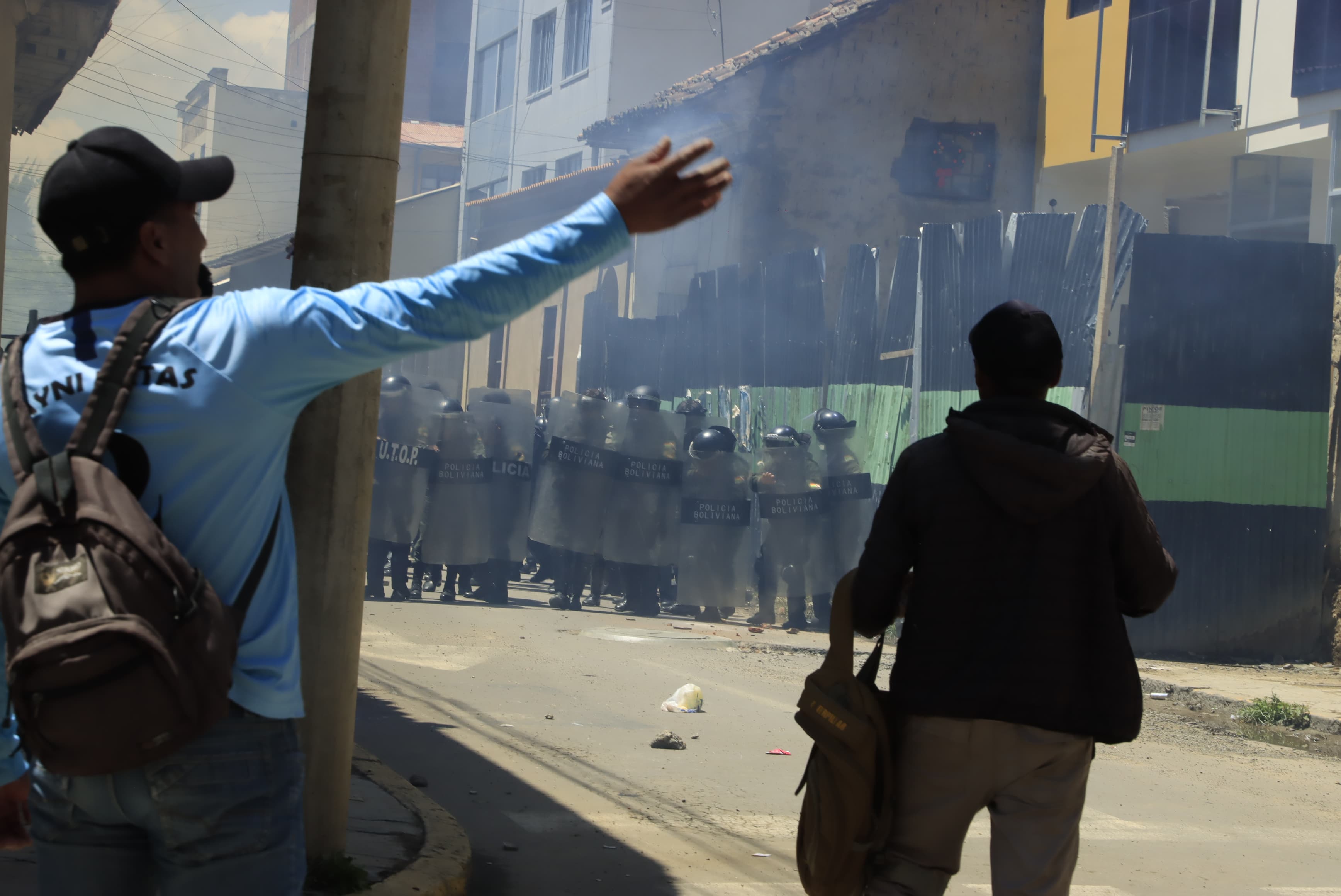 Campesinos evistas se enfrentan con la Policía en Cochabamba