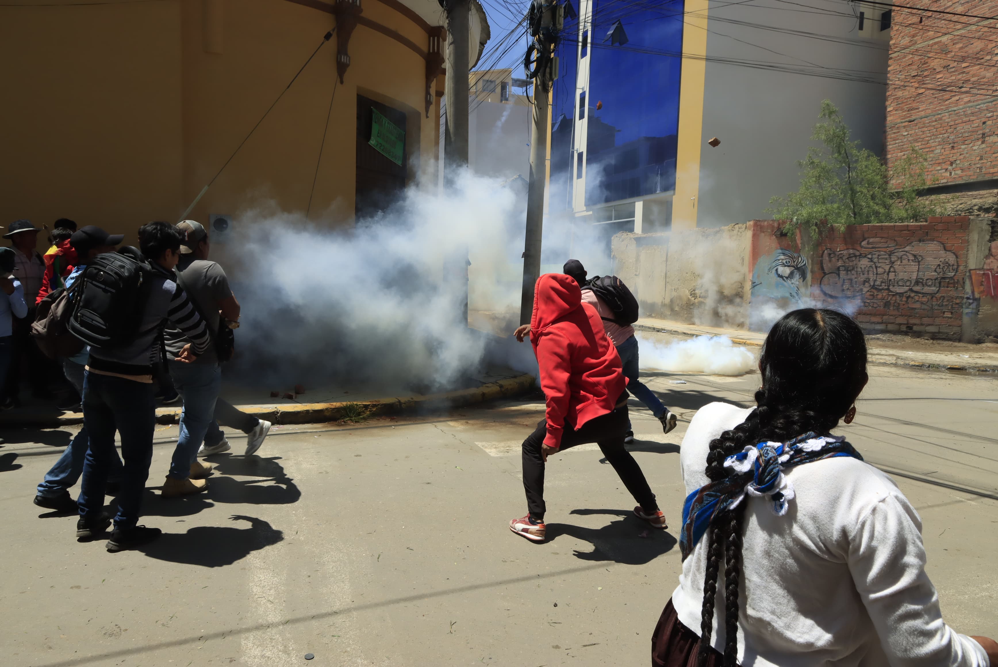 Campesinos evistas se enfrentan con la Policía en Cochabamba