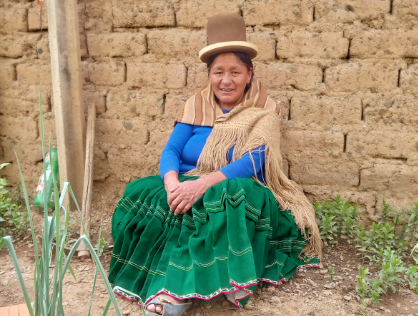 Huertos rebeldes: Alicia cultiva vida en medio del asfalto alteño