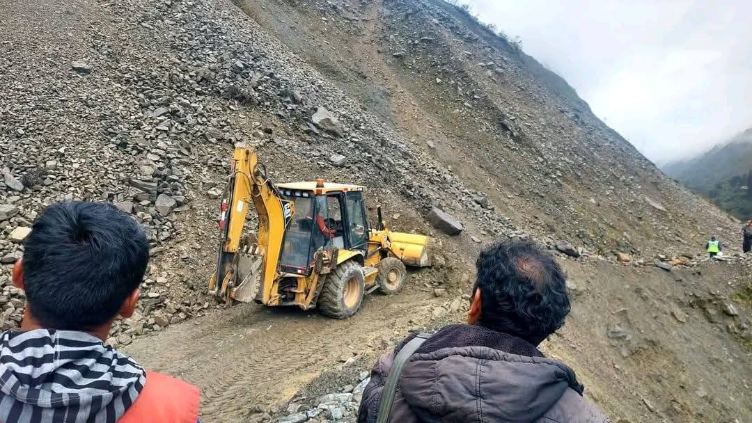 Tras derrumbes en Sud Yungas,  choferes toman rutas alternas