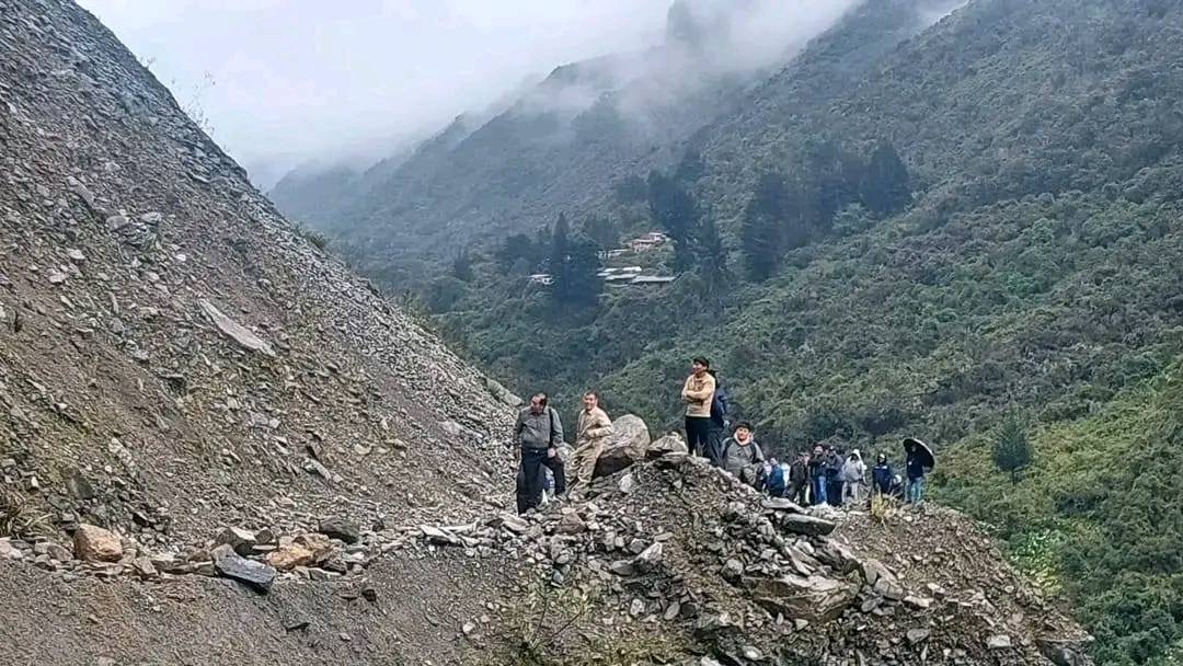 Tras derrumbes en Sud Yungas,  choferes toman rutas alternas