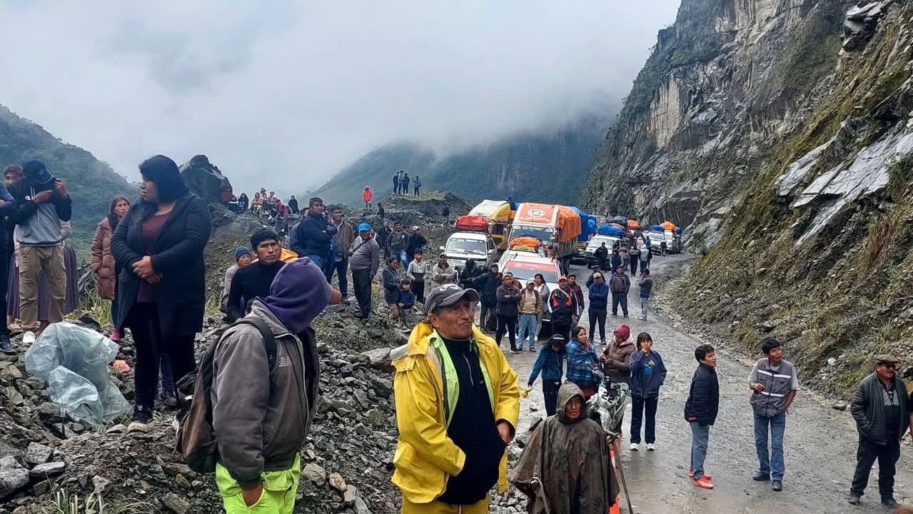 Tras derrumbes en Sud Yungas,  choferes toman rutas alternas