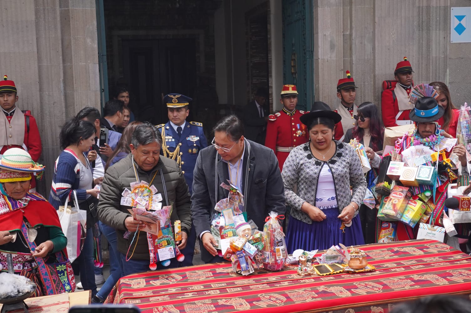 En Alasita, Arce desea abundancia y prosperidad para los bolivianos