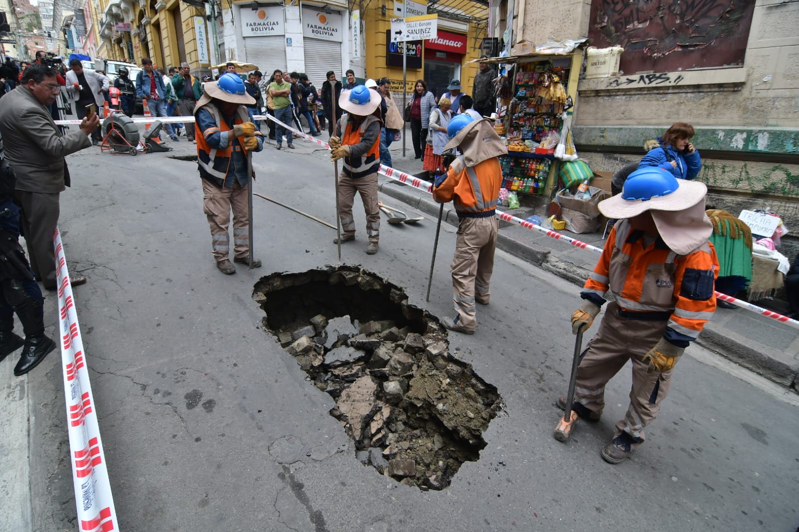 Cierran la calle Genaro Sanjinés a causa de un sifonamiento; EPSAS atiende el problema