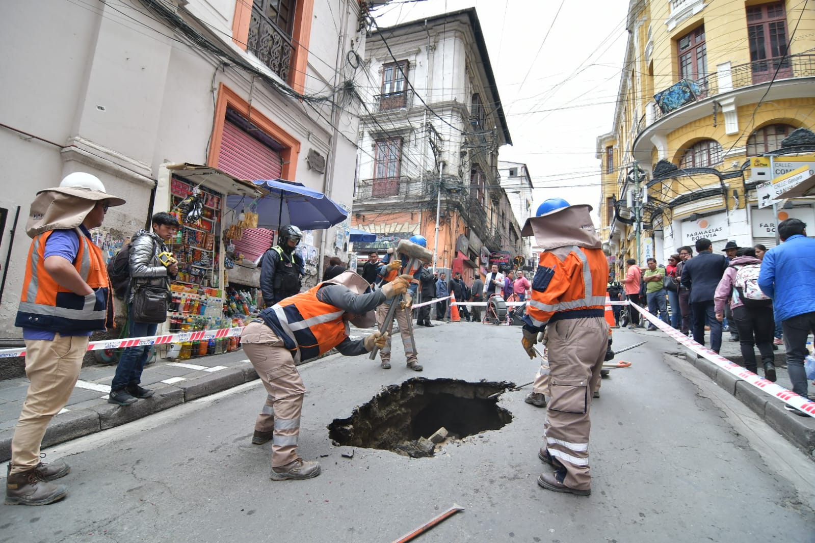 Cierran la calle Genaro Sanjinés a causa de un sifonamiento; EPSAS atiende el problema