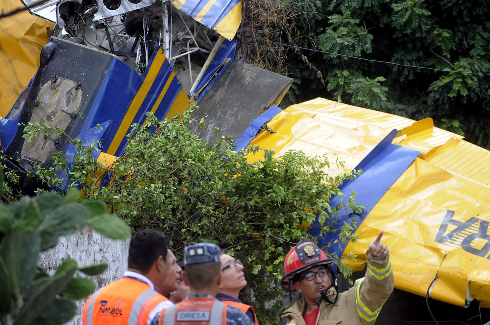 Avioneta cae sobre una vivienda en un barrio de la ciudad de Santa Cruz