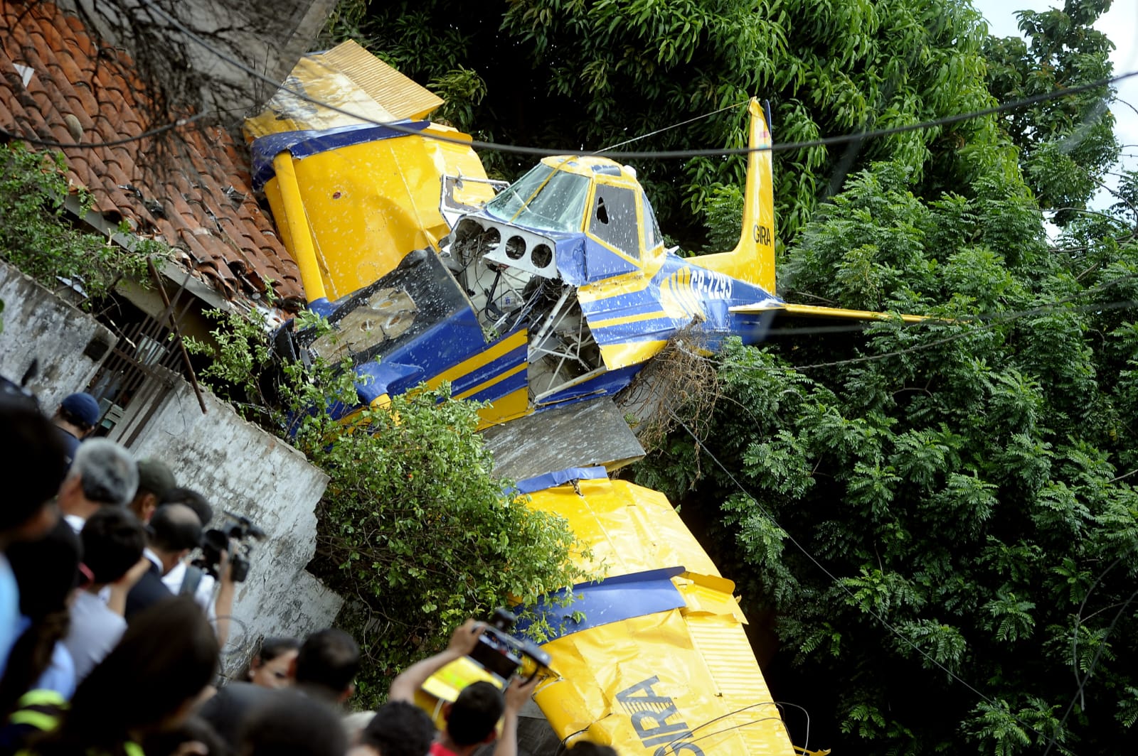 Avioneta cae sobre una vivienda en un barrio de la ciudad de Santa Cruz