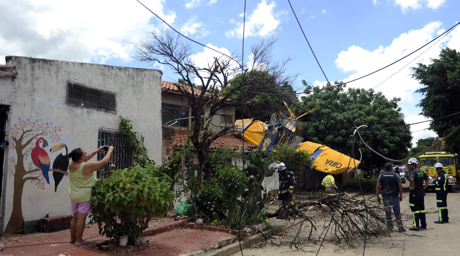 Avioneta cae sobre una vivienda en un barrio de la ciudad de Santa Cruz