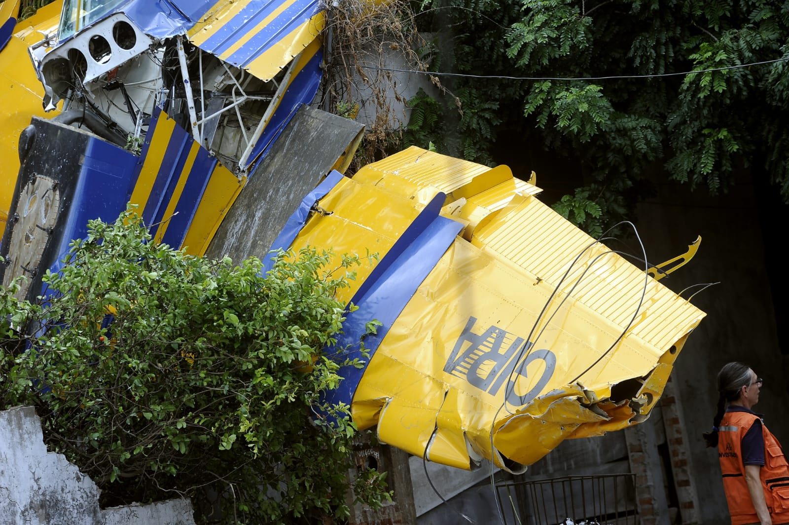 Avioneta cae sobre una vivienda en un barrio de la ciudad de Santa Cruz