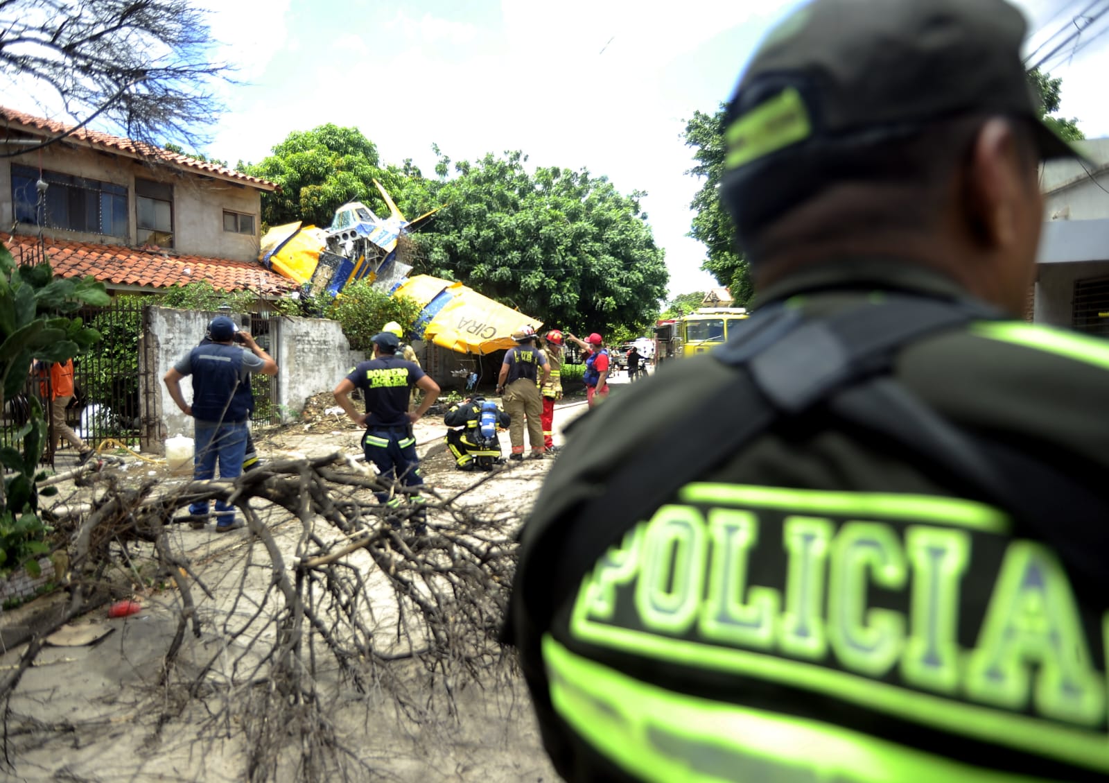 Avioneta cae sobre una vivienda en un barrio de la ciudad de Santa Cruz