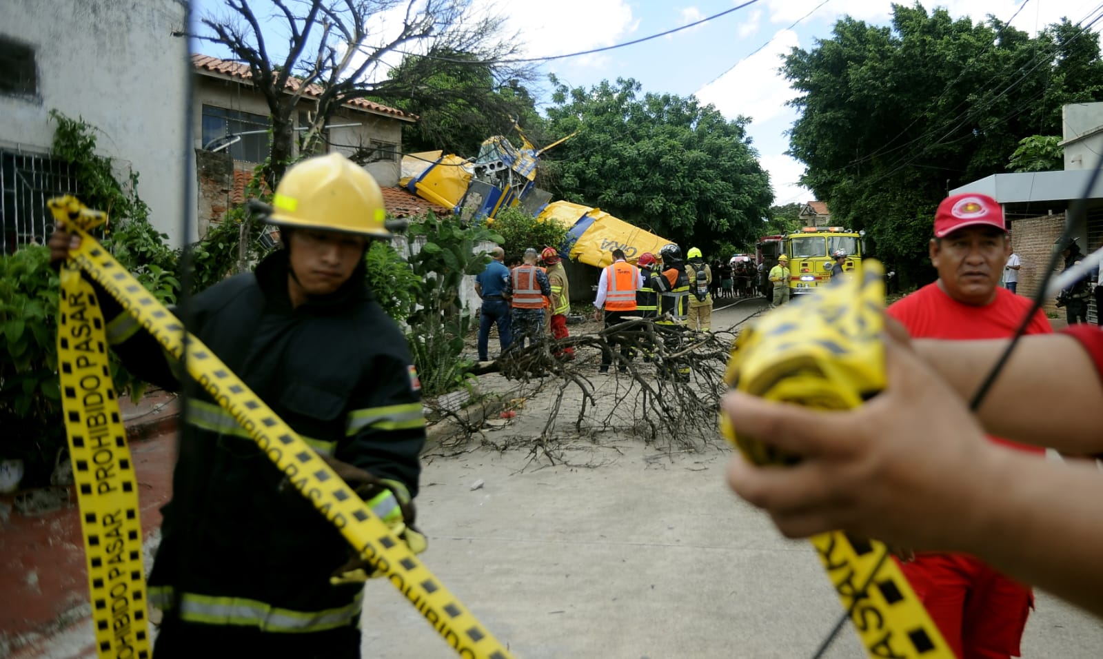 Avioneta cae sobre una vivienda en un barrio de la ciudad de Santa Cruz