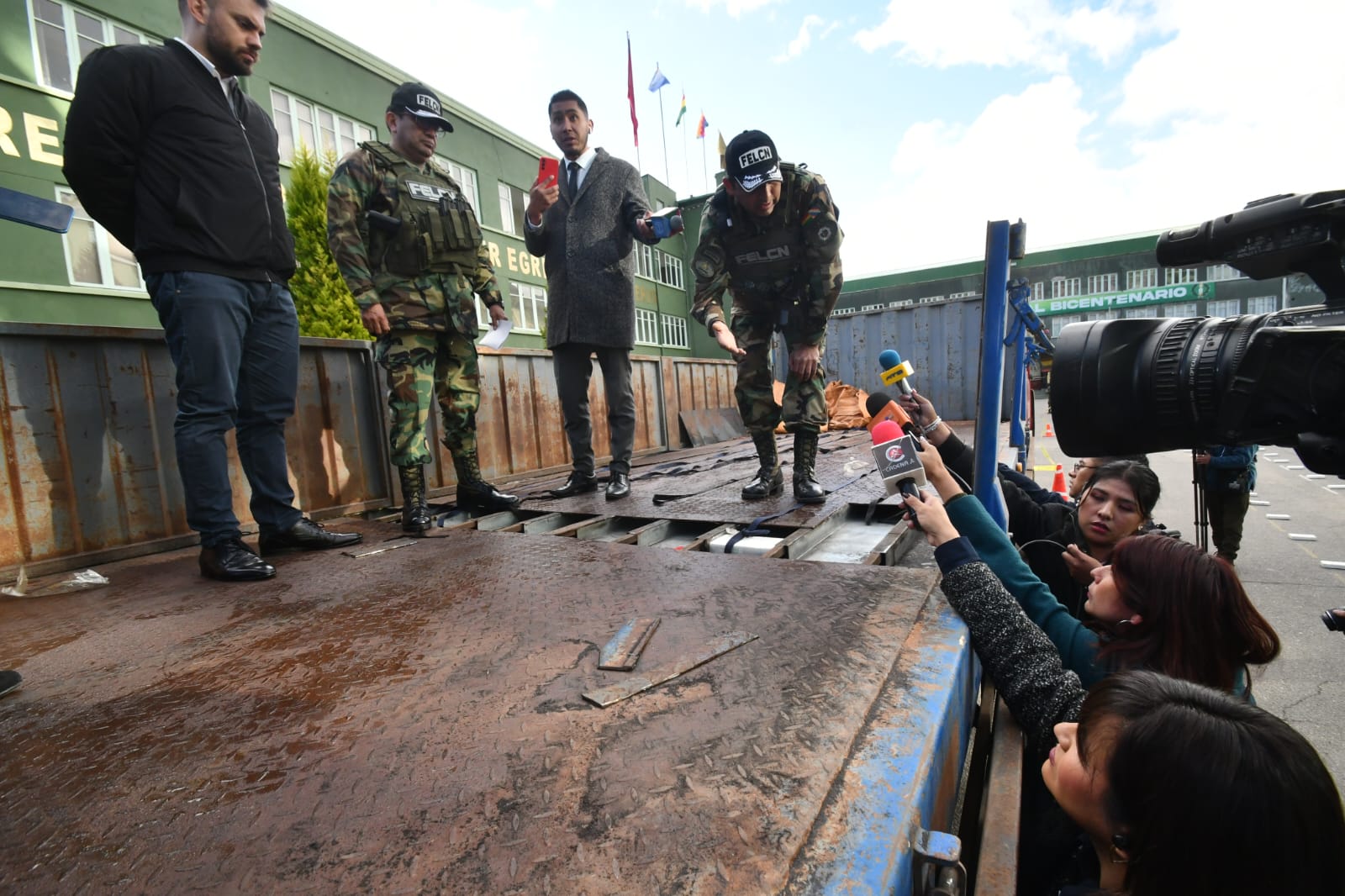 FELCN decomisa 439 kilos de cocaína ocultos en un camión que venía de Desaguadero