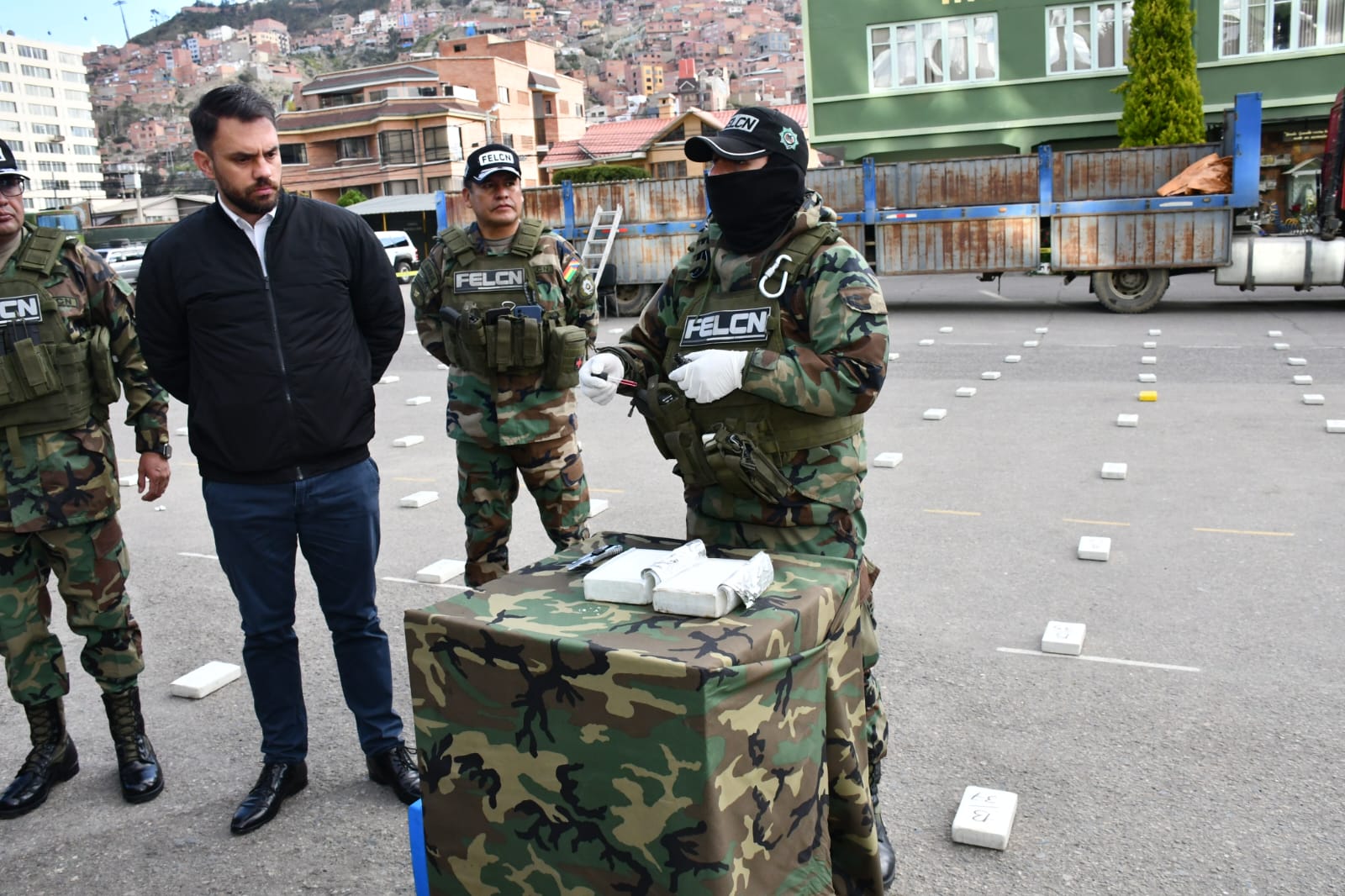 FELCN decomisa 439 kilos de cocaína ocultos en un camión que venía de Desaguadero