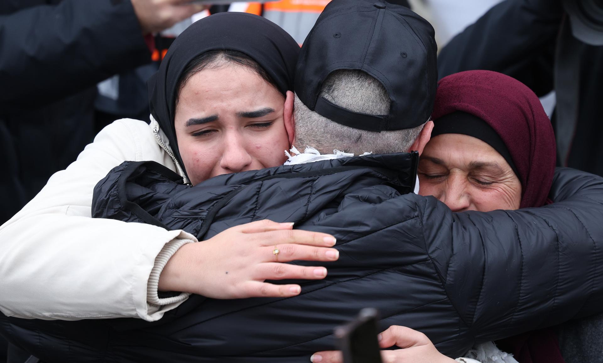 Tres israelíes recuperan su libertad en Gaza mientras Israel libera a 183 palestinos