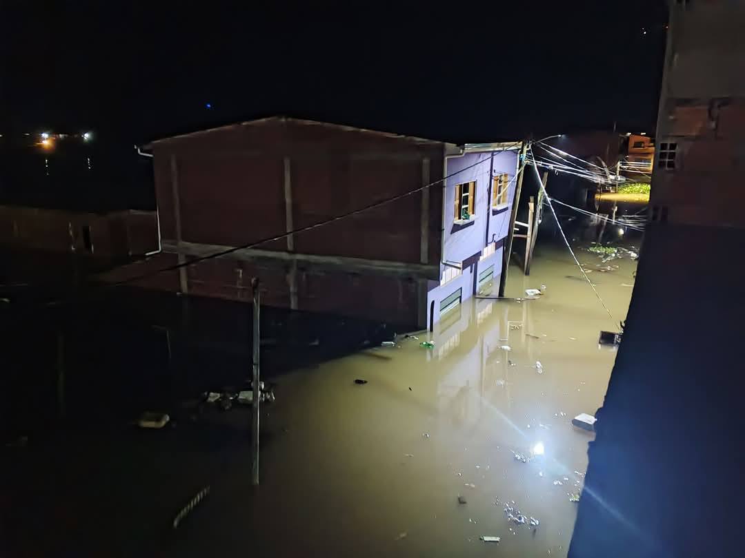 El río Tipuani se desbordó, deja decenas de viviendas bajo el agua y vecinos claman por ayuda