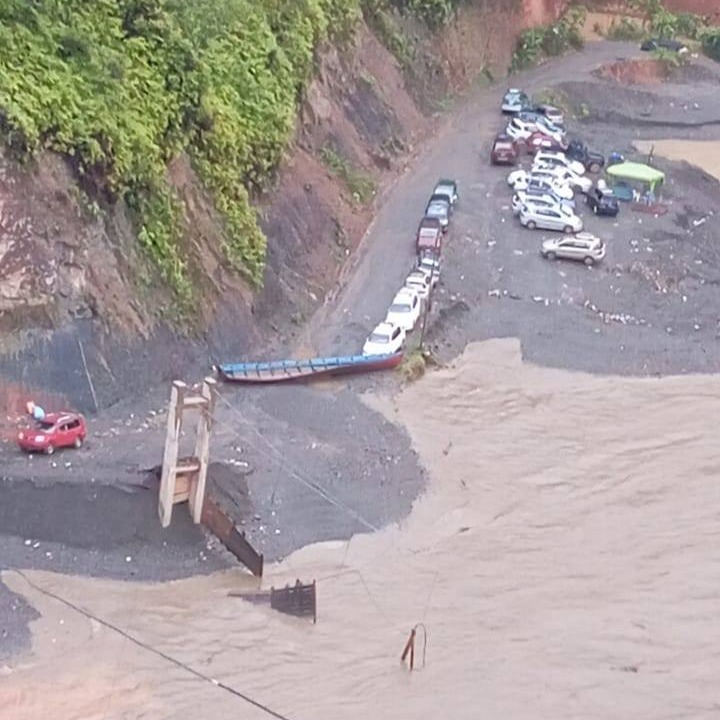 El río Tipuani se desbordó, deja decenas de viviendas bajo el agua y vecinos claman por ayuda