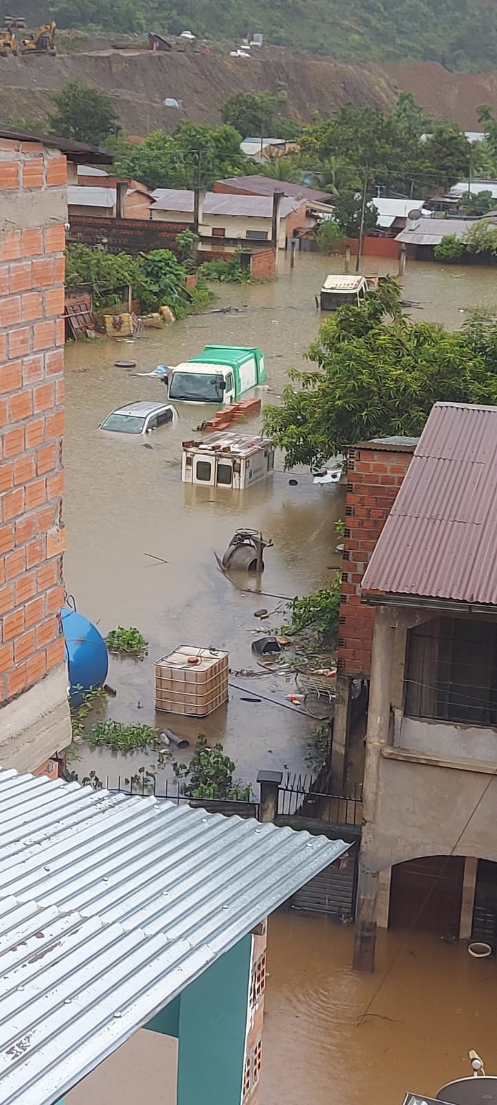 El río Tipuani se desbordó, deja decenas de viviendas bajo el agua y vecinos claman por ayuda