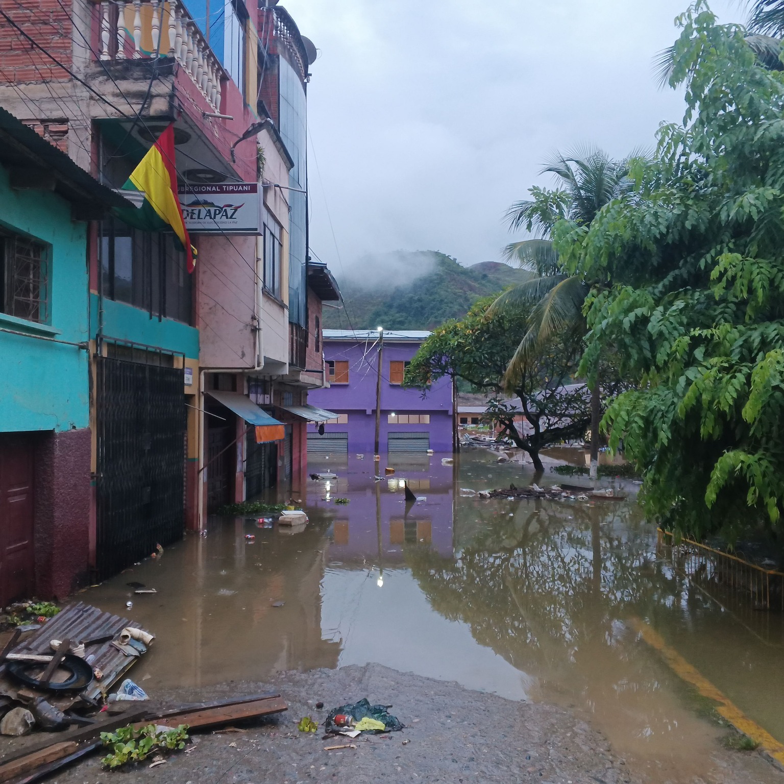 El río Tipuani se desbordó, deja decenas de viviendas bajo el agua y vecinos claman por ayuda