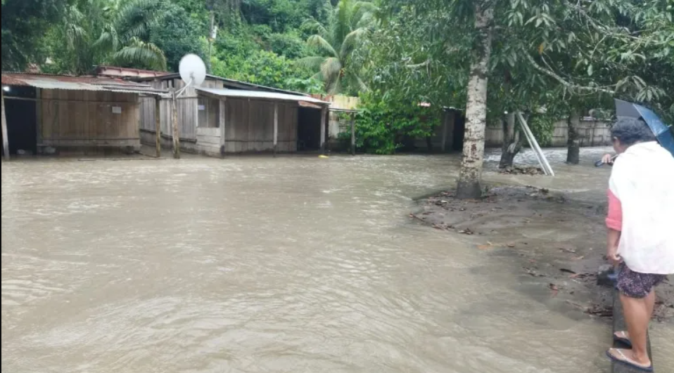 Desborde del río Coroico afecta 30 viviendas, Arias acusa a la actividad minera por desviar las aguas 