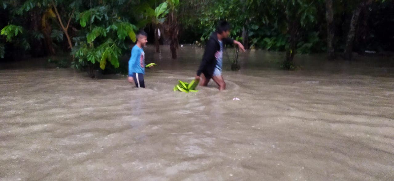 Desborde del río Coroico afecta 30 viviendas, Arias acusa a la actividad minera por desviar las aguas 