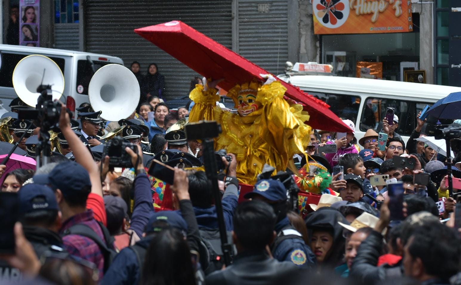 El Carnaval llegó a La Paz con el desentierro del pepino